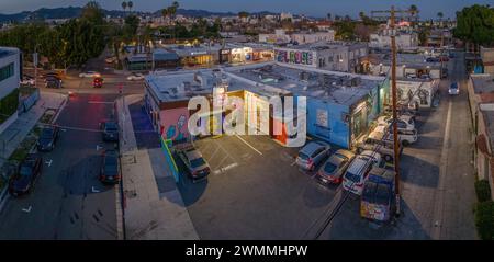 LOS ANGELES - Februar 2024: Geschäftsgebäude auf der Melrose Avenue mit farbenfrohen Graffiti-Straßenkunst. Luftpanorama in der Dämmerung. Stockfoto