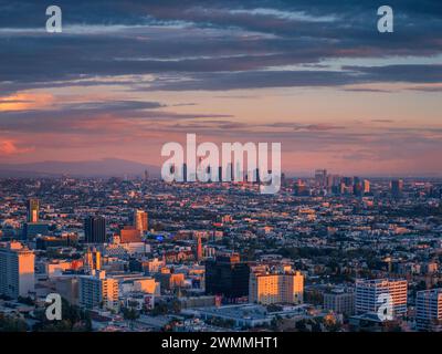 Skyline der Stadt Los Angeles bei Sonnenuntergang. Aus der Vogelperspektive von Hollywood Hills. Stockfoto