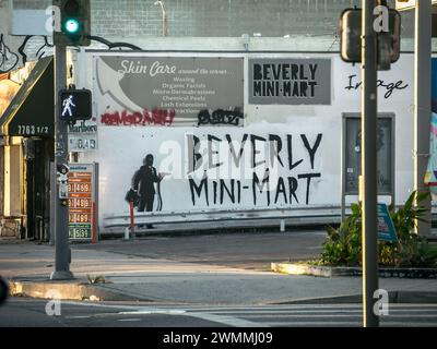 LOS ANGELES, KALIFORNIEN - 7. Dezember 2023: Beverly Mini-Mart-Schilder auf weiße Wand im Schablonenstil von Banksy-Graffiti-Kunst gemalt. Stockfoto