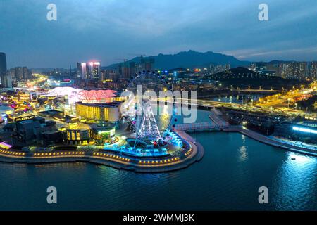 Qingdao, China. Februar 2024. Das Riesenrad „Auge der Insel Qin“ wird am 26. Februar 2024 in Qingdao, Provinz Shandong, China, in der West Coast New Area gesehen. (Foto: Costfoto/NurPhoto) Credit: NurPhoto SRL/Alamy Live News Stockfoto