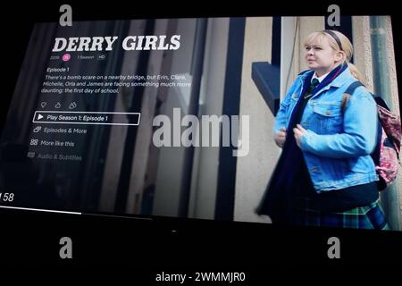 London, Großbritannien - 1. Mai 2022: Netflix-App auf dem fernsehbildschirm mit der beliebten nordirischen Teen-Sitcom Derry Girls Stockfoto