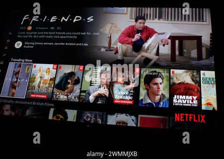 Netflix-App auf einem Fernsehbildschirm, die die beliebte TV-Serie Friends with David Schwimmer als Trending Now zeigt Stockfoto