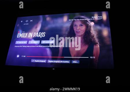 Die Netflix-App wird auf einem fernsehbildschirm geöffnet und zeigt ein Standbild aus der erfolgreichen Fernsehserie Emily in Paris Staffel 2 Stockfoto