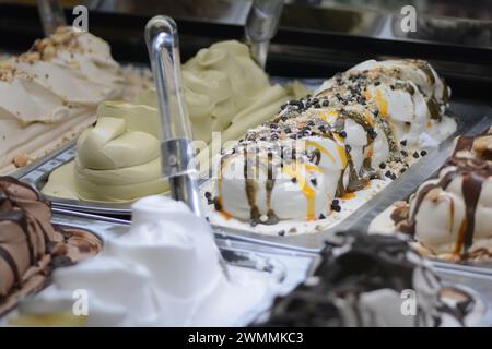 Eine Nahaufnahme verschiedener Eissorten in einer Glasvitrine Stockfoto