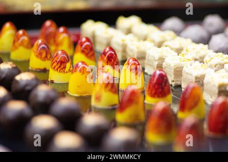 Eine Nahaufnahme verschiedener Schokoladenbonbons in einer Bäckerei Stockfoto