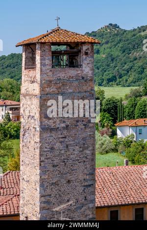 Der antike Uhrenturm im historischen Zentrum von Vicopisano, Pisa, Italien Stockfoto