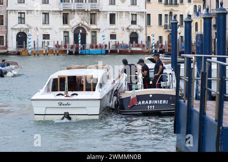 Carabinieri Boot auf dem Canal Grande (Canal Grande) in San Marco sestiere im historischen Zentrum von Venedig, Venetien, Italien © Wojciech Strozyk / Alamy Stock Phot Stockfoto