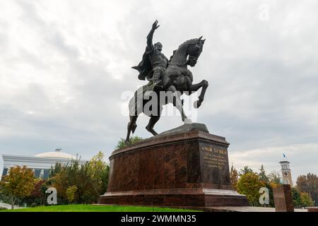Taschkent, Usbekistan - 27. Oktober 2023: Denkmal Amir Timur oder Tamerlane an einem sonnigen Tag mit bewölktem Himmel Hintergrund. Stockfoto