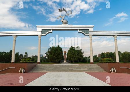 Störche fliegen über den Globus im Ezgulik Arch of Good and Noble Aspirations auf dem Independence Square, Taschkent Stadt in Usbekistan Stockfoto