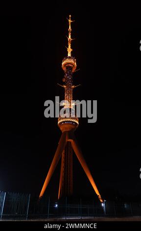 Taschkent Fernsehturm beleuchtet durch Nachtbeleuchtung in der Nacht auf Himmelshintergrund. Stockfoto