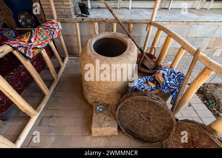 Tandoor mit rundem Fladenbrot. Wort Tandoor bedeutet einen zylindrischen Ofen zum Backen und Kochen. Traditionell wird in Tandoor Holzkohle o verwendet Stockfoto