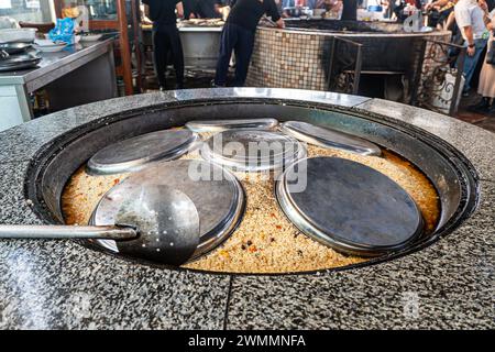 Kochen von Plov in Kasan, Kessel im zentralasiatischen Plov-Zentrum, Taschkent, Usbekistan Stockfoto