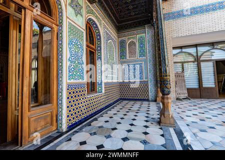 Wunderschöne traditionelle usbekische Architektur. Der Eingang zum Haus ist mit Mosaiken dekoriert. Staatliches Museum für angewandte Kunst von Usbekistan Stockfoto