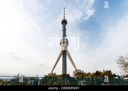 Taschkent Fernsehturm in Usbekistan auf einem Sonnenuntergang bewölktem Himmel Hintergrund Stockfoto