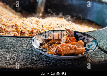 Pilaw auf usbekischen Tellern legen. Pilaw in der Pilaw Catty Reis Nationalgericht des usbekistan Zentrums. Mittagessen in einem Café in taschkent. Stockfoto