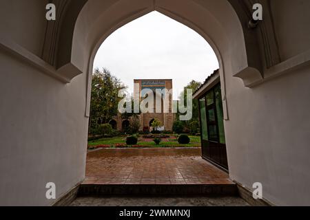 Atriumgarten von Kukeldash Madrasah, höhere theologische Hochschule. Taschkent, Usbekistan. Stockfoto