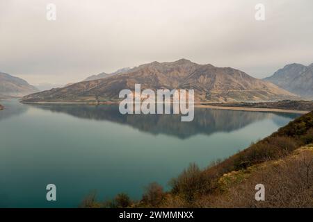 Unglaublich fesselnder Blick auf das Wasserreservoir Charvak in den Bergen des westlichen Tien Shan in Usbekistan. Stockfoto