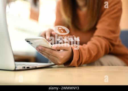 Frau tippt auf dem Smartphone und gibt den Verifizierungscode für die Anmeldung ein. Cybersicherheitskonzept Stockfoto
