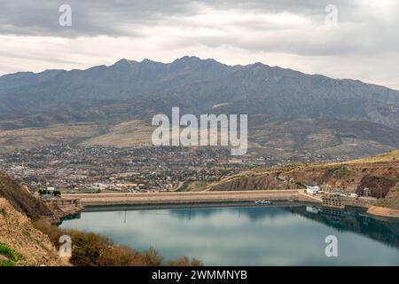 Der Charvak-See oder Chorvoq ist ein Wasserreservoir in der Region Chimgan, Tian Shan oder Tengri Tagh in der Nähe der Stadt Taskent in Usbekistan Stockfoto