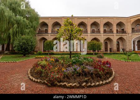 Atriumgarten von Kukeldash Madrasah, höhere theologische Hochschule. Taschkent, Usbekistan. Stockfoto