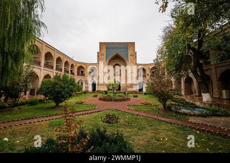 Atriumgarten von Kukeldash Madrasah, höhere theologische Hochschule. Taschkent, Usbekistan. Stockfoto