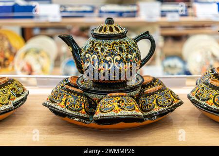 Wunderschönes Teeset mit Teekanne und Tassen für den Verkauf, handwerkliche Gegenstände, von Generation zu Generation, altes Kunsthandwerk. Stockfoto