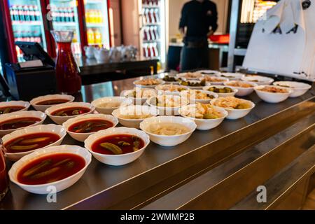 Verschiedene Salate. Selbstbedienungsrestaurant mit einer Auswahl an Salaten, Suppen und Beilagen Stockfoto