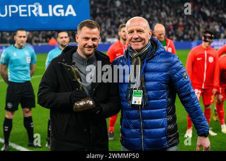 Kopenhagen, Dänemark. Februar 2024. Cheftrainer Jacob Neestrup (L) vom FC Kopenhagen erhält die Auszeichnung „Manager for 2023“ vor dem 3F Superliga-Spiel zwischen dem FC Kopenhagen und dem FC Nordsjaelland in Parken in Kopenhagen. (Foto: Gonzales Photo/Alamy Live News Stockfoto