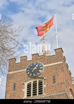 Flagge auf dem Turm der St. Bartholomäus the Great (Barts the Great) Kirche, London, England. Stockfoto