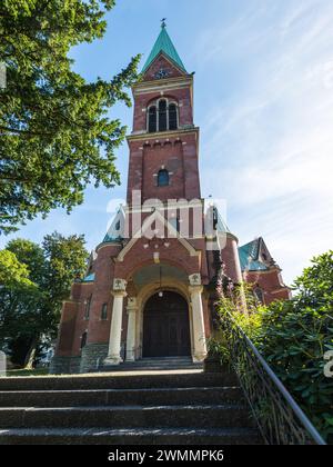 Essen, Deutschland - 21. August 2022: Die Evangelische Kirche in Essen-Werden, dahinter das Evangelische Krankenhaus Werden, Stadtteil Essen, Stockfoto