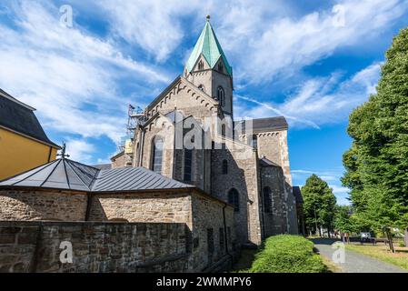 Essen, Deutschland - 21. August 2022: Basilika St. Ludgerus, Abteikirche, mit dem Schrein der Heiligen Ludgerus, in der Krypta, in Essen-Werden, Nordrhein- Stockfoto