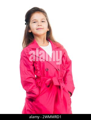 Niedliches kleines Mädchen in einem rosa Regenmantel isoliert auf weißem Hintergrund Stockfoto