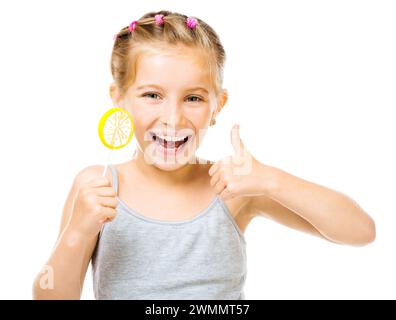 Entzückendes kleines Mädchen mit gelbem Zitronenlutscher isoliert über weißem Hintergrund Stockfoto