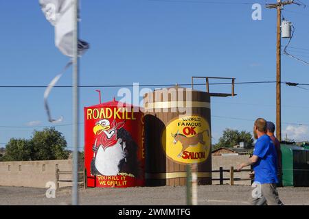 Road Kill ok Saloon auf Ölwassertanks an den Bahngleisen der Route 66 kingman arizona Stockfoto
