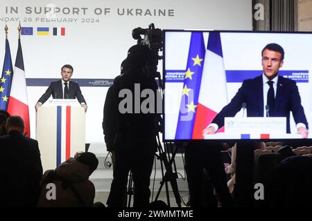 Paris, Frankreich. Februar 2024. @ Pool/ Stephane Lemouton/Maxppp, France, Paris, 2024/02/26 Emmanuel Macron hält am 26. Februar 2024 eine Pressekonferenz zur Unterstützung der Ukraine im Elysee-Palast in Paris. Quelle: MAXPPP/Alamy Live News Stockfoto