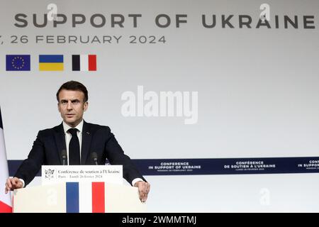 Paris, Frankreich. Februar 2024. @ Pool/ Stephane Lemouton/Maxppp, France, Paris, 2024/02/26 Emmanuel Macron hält am 26. Februar 2024 eine Pressekonferenz zur Unterstützung der Ukraine im Elysee-Palast in Paris. Quelle: MAXPPP/Alamy Live News Stockfoto