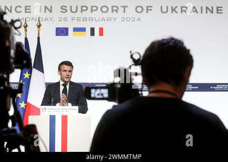 Paris, Frankreich. Februar 2024. @ Pool/ Stephane Lemouton/Maxppp, France, Paris, 2024/02/26 Emmanuel Macron hält am 26. Februar 2024 eine Pressekonferenz zur Unterstützung der Ukraine im Elysee-Palast in Paris. Quelle: MAXPPP/Alamy Live News Stockfoto