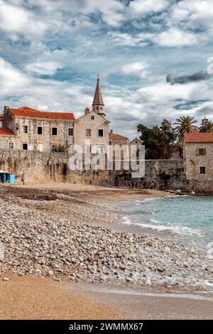 Die alten Stadtmauern von Budva entlang der Adriaküste, Montenegro. Stockfoto