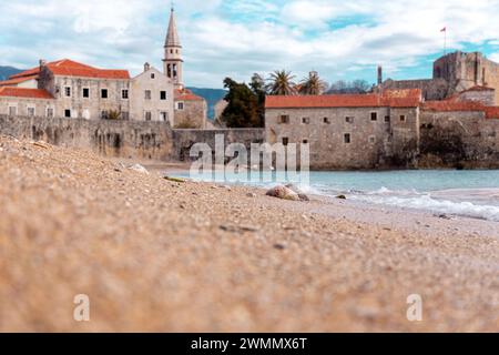 Die alten Stadtmauern von Budva entlang der Adriaküste, Montenegro. Stockfoto