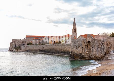 Die alten Stadtmauern von Budva entlang der Adriaküste, Montenegro. Stockfoto