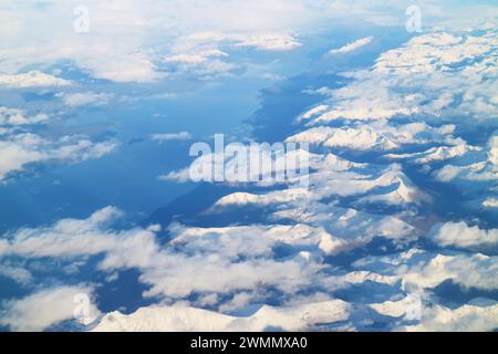 Luftaufnahme der schneebedeckten Bergketten vom Flugzeugfenster während des Fluges, Patagonien, Argentinien, Südamerika Stockfoto