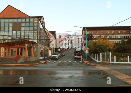 Straße entlang des Hafens von Ushuaia mit der Martial Mountain Range im Hintergrund, Ushuaia City, Argentinien, Südamerika Stockfoto