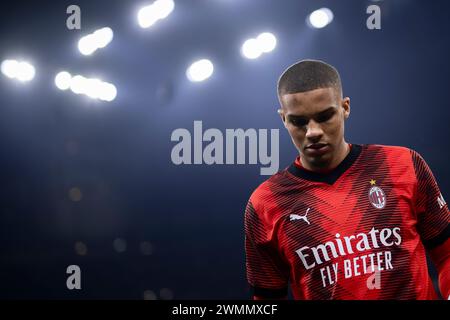 Mailand, Italien. 25. Februar 2024. Malick Thiaw vom AC Milan sieht sich vor dem Fußballspiel der Serie A zwischen AC Milan und Atalanta BC an. Quelle: Nicolò Campo/Alamy Live News Stockfoto