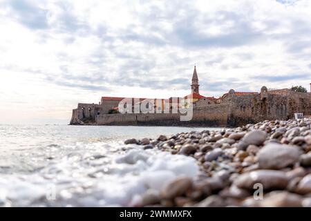 Die alten Stadtmauern von Budva entlang der Adriaküste, Montenegro. Stockfoto