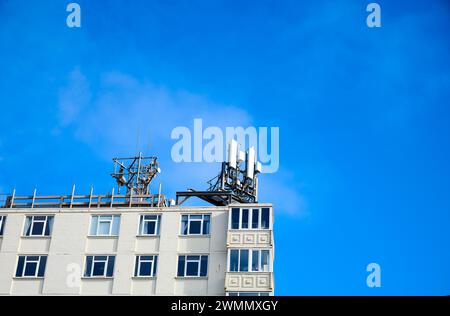 Telekommunikationsmasten auf dem Hochdach Stockfoto
