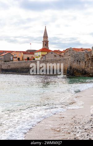 Die alten Stadtmauern von Budva entlang der Adriaküste, Montenegro. Stockfoto