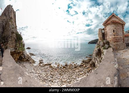 Die alten Stadtmauern von Budva entlang der Adriaküste, Montenegro. Stockfoto