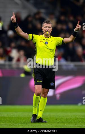 Mailand, Italien. 25. Februar 2024. Schiedsrichter Daniele Orsato gibt während des Fußballspiels der Serie A zwischen dem AC Milan und Atalanta BC Gesten. Quelle: Nicolò Campo/Alamy Live News Stockfoto