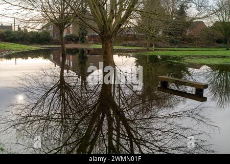 Colnbrook, Slough, Berkshire, Großbritannien. Februar 2024. Hochwasser aus dem Colne Brook in Colnbrook, Slough, Berkshire. Für den Colne Brook in Iver und Colnbrook in Berkshire gibt es einen Hochwasseralarm. Quelle: Maureen McLean/Alamy Live News Stockfoto