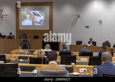 Brüssel, Belgien Februar 2024. Chris Peeters (2R), CEO von bpost, wurde während einer Sitzung der parlamentarischen kommission für Mobilität und öffentliche Unternehmen im bundesparlament am Dienstag, den 27. Februar 2024, in Brüssel vorgestellt. In dieser Sitzung wird die Situation in der belgischen Post-Gruppe bpost erörtert. BELGA FOTO NICOLAS MAETERLINCK Credit: Belga News Agency/Alamy Live News Stockfoto